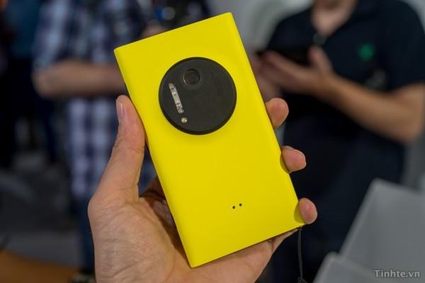 Nokia lý giải về thiết kế và chất liệu của Lumia 1020